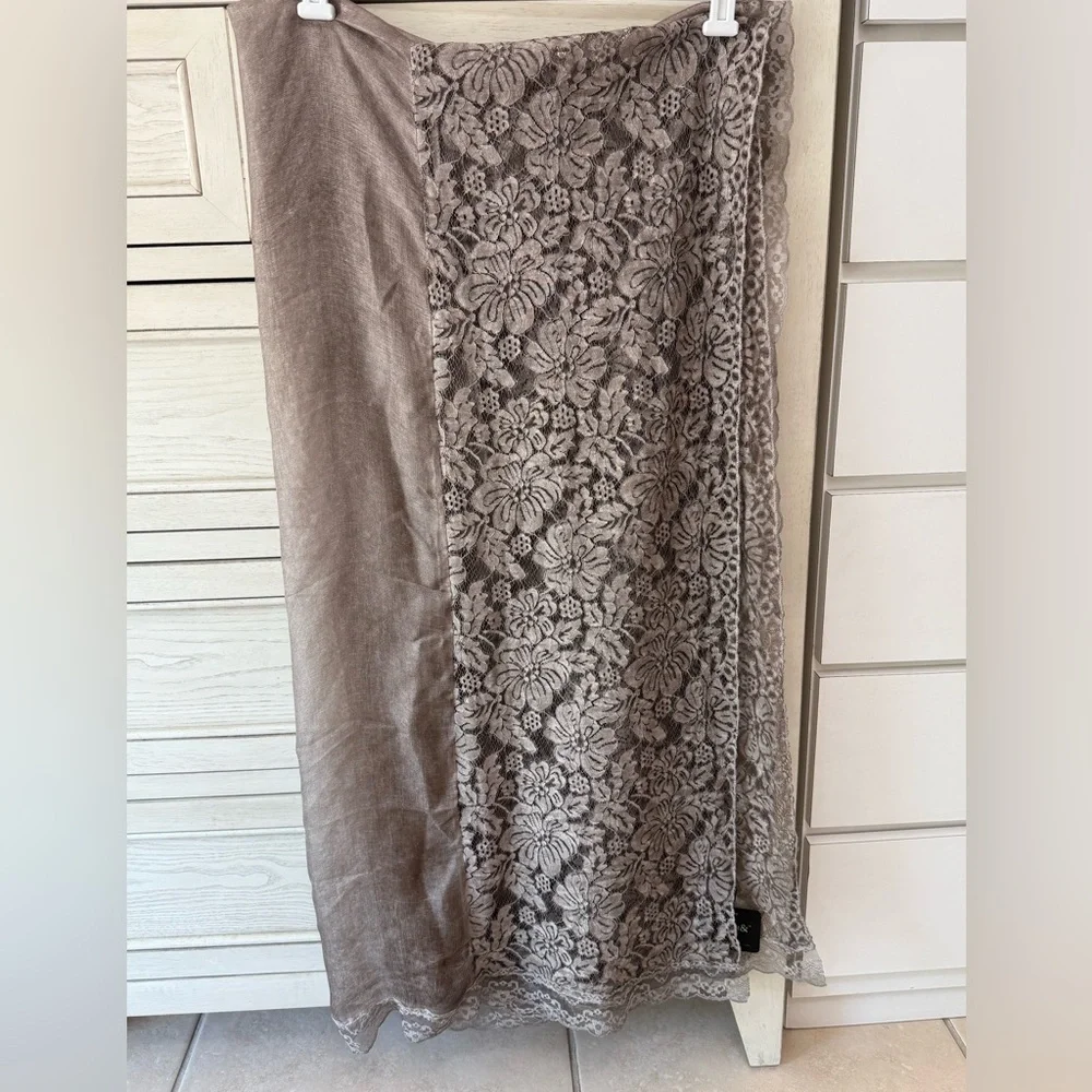 NWT FOULARD BELLA Chic Lace Trim Shawl Grey